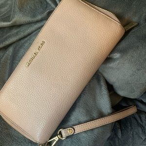 MK LARGE CONTINENTAL WALLET WRISLET